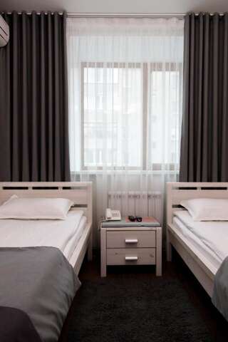 Отель Алтын Адам Петропавловск Двухместный номер с 2 отдельными кроватями и ванной комнатой-1