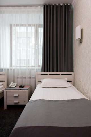 Отель Алтын Адам Петропавловск Двухместный номер с 2 отдельными кроватями и ванной комнатой-2