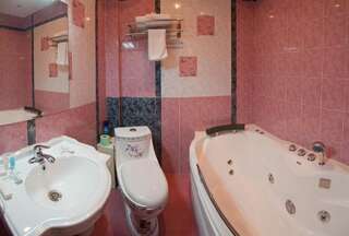 Отель Алтын Адам Петропавловск Двухместный номер с 2 отдельными кроватями и ванной комнатой-4